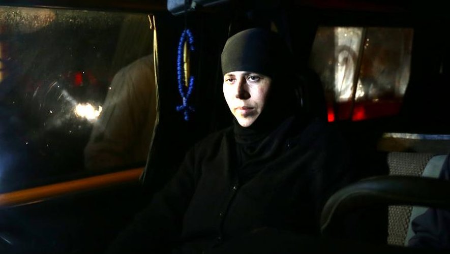 Les religieuses enlevées en Syrie par des jihadistes arrivent à la frontière avec le Liban après leur libération, à Jdaidet Yabous le 10 mars 2014