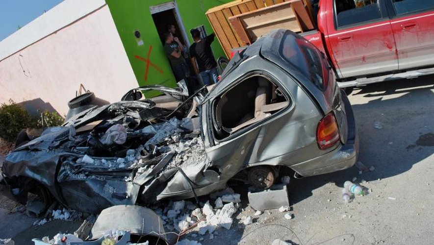Une voiture détruite après la tornade à Ciudad Acuna le 25 mai 2015