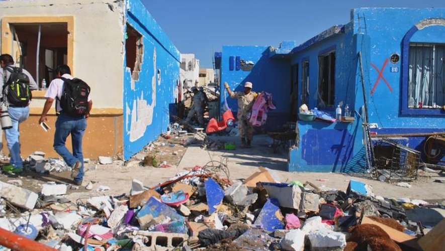 Des gens à la recherche de leurs biens après la tornade le 25 mai 2015 à Ciudad Acuna