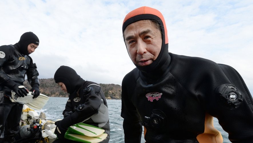 Yasuo Takamatsu a décidé d'apprendre à plonger pour fouiller la mer dans l'espoir fou de retrouver l'amour de sa vie trois ans après le drame.