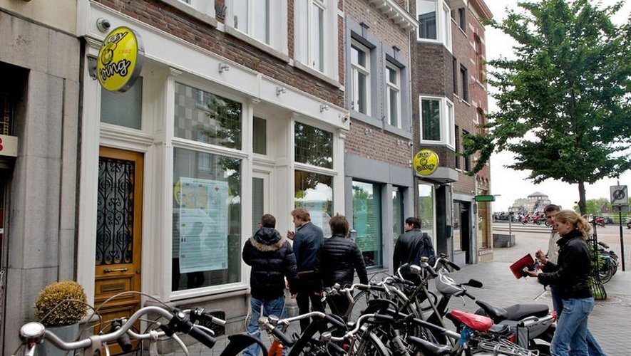 Des touristes regardent la devanture d'un coffe shop fermé, le 24 mai 2013 à Maastricht