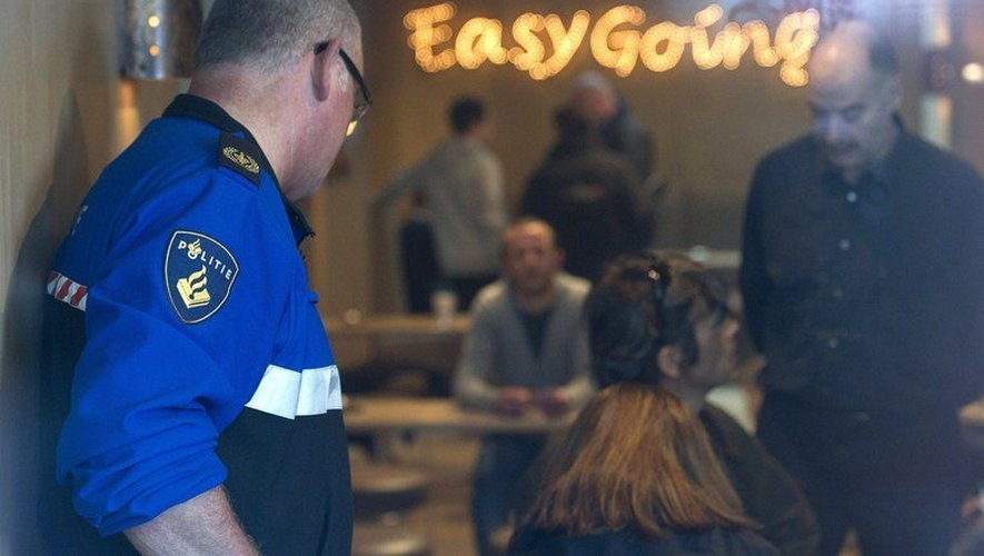 Des policiers contrôlent l'identité des clients d'un coffe shop de Maastricht, le 2 mai 2012