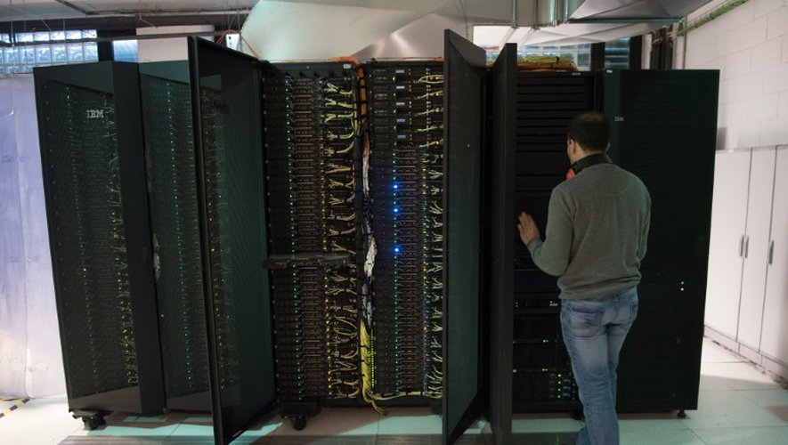 Un homme travaille sur le superordinateur Altamira de l'Université de Cantabrie à Santander, le 16 mars 2016