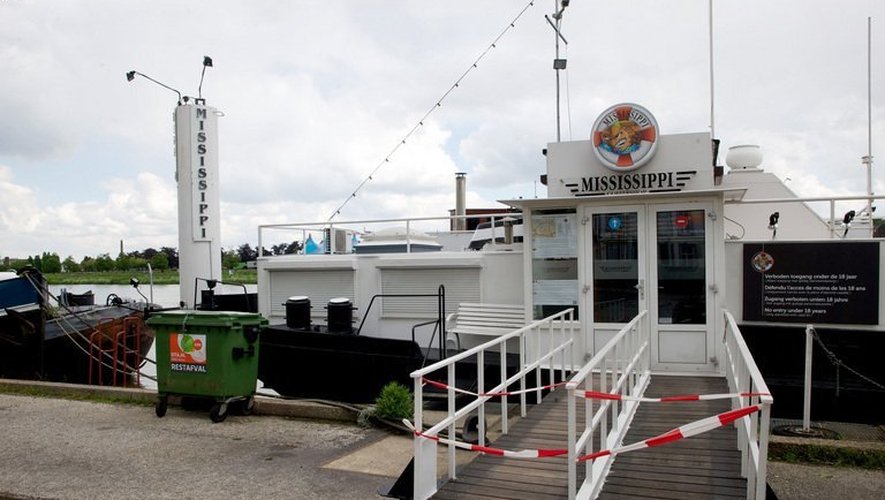 Une photo du 24 mai 2013 montre la péniche du coffee shop Mississippi river à Maastricht, fermé par les autorités