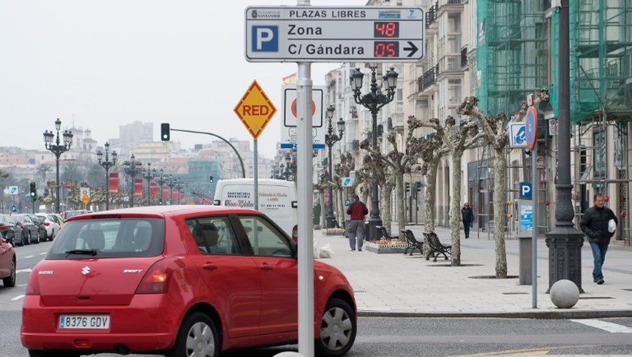 Un panneau indique en tant réel les places disponibles des parkings du centre de Santander en Espagne, le 16 mars 2016
