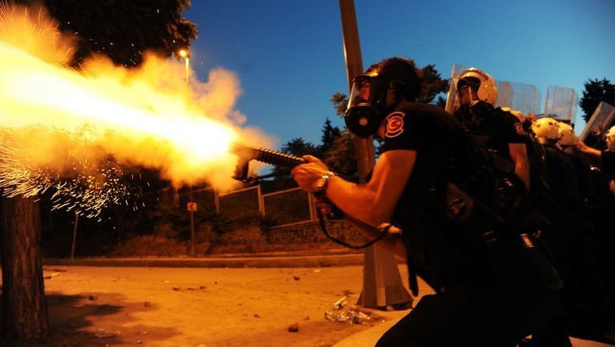 Un policier anti-émeutes tire une grenade lacrymogène lors de heurts avec des manifestants le 3 juin 2013 à Istanbul