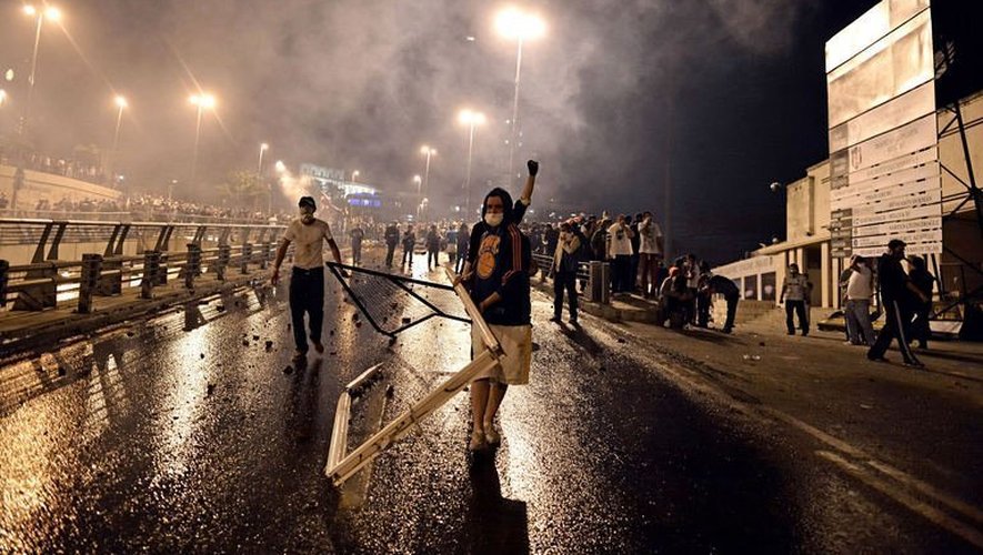 Des manifestants font face à la police anti-émeutes le 4 juin 2013 à Istanbul