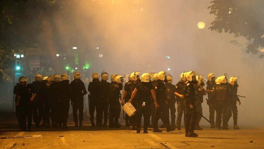 La police anti-émeutes fait face aux manifestants le 3 juin 2013 à Ankara