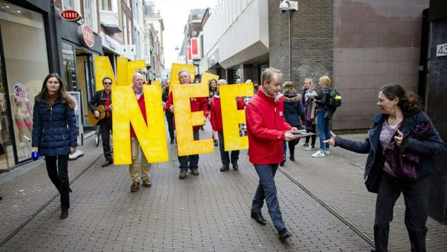Harry van Bommel, membre du Parti socialiste néerlandais, distribue des tracts pour le "non" au référendum sur l'accord d'association UE-Ukraine, à La Haye, le 5 avril 2016