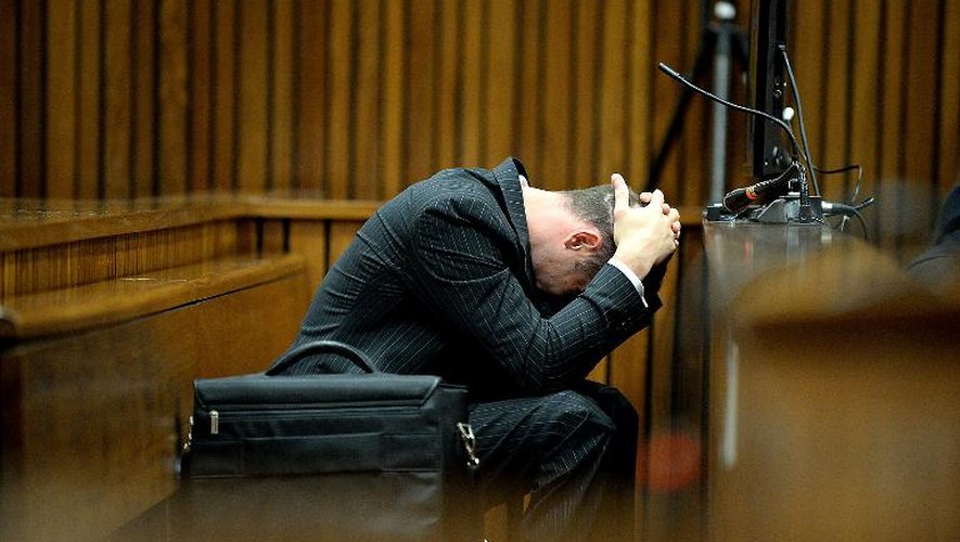 L'athlète paralympique sud-africain Oscar Pistorius, accusé du meurtre de sa petite amie, prostré durant le compte-rendu d'autopsie de Reeva Steenkamp lors de son procès à Pretoria le 10 mars 2014