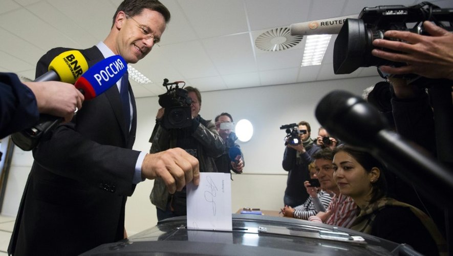 Le Premier ministre Mark Rutte vote à La Haye le 6 avril 2016