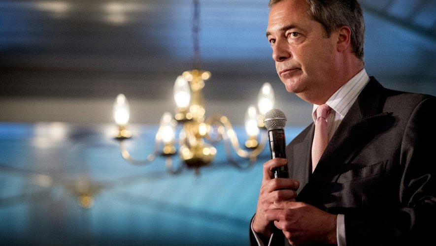 Nigel Farage, chef de l'UKIP, parti britanique qui milite pour la sortie de la Grande-Bretagne de l'UE, visite Volendam, aux Pays-Bas, le 4 avril 2016, deux jours avant le référendum