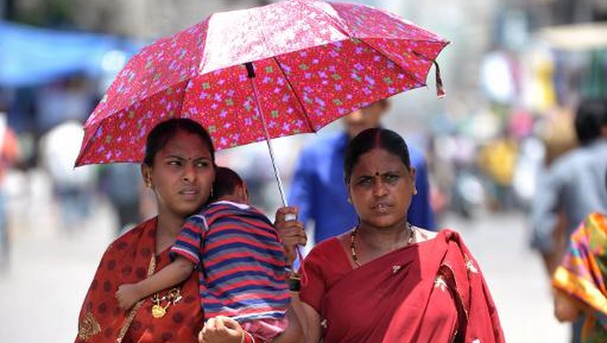 Des femmes et un enfant se protègent du soleil avec une ombrelle le 26 mai 2015 à Hyderabad
