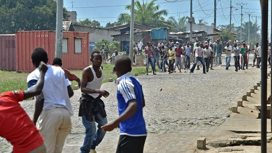 Des manifestants opposés à un troisième mandat du président burundais poursuivis par des membres de Imbonerakure, le mouvement de jeunesse du parti au pouvoir dans le quartier Kinama de Bujumbura le 25 mai 2015
