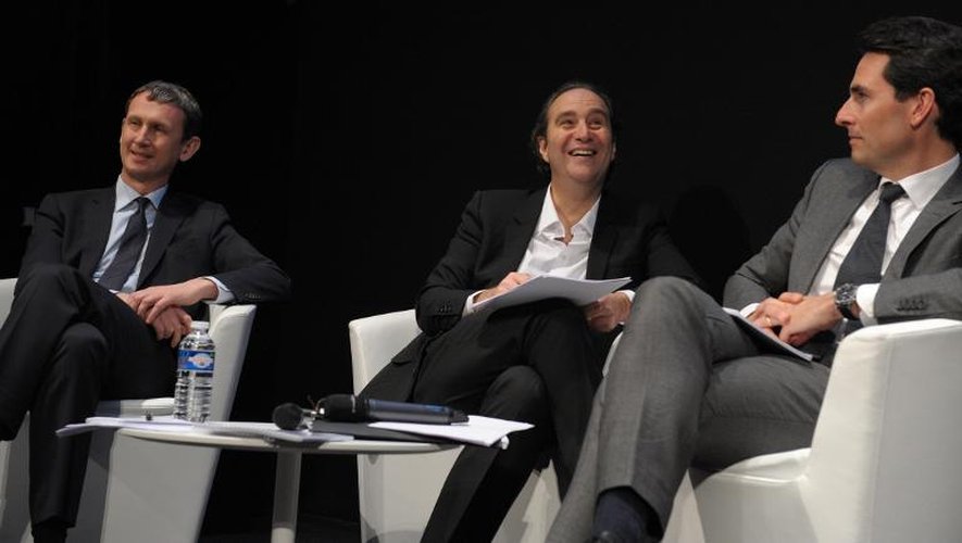 Le fondateur d'Iliad Xavier Niel, au centre, son PDG Maxime Lombardini (g) et le directeur financier du groupe, Thomas Reynaud (d), le 10 mars 2014 à Paris