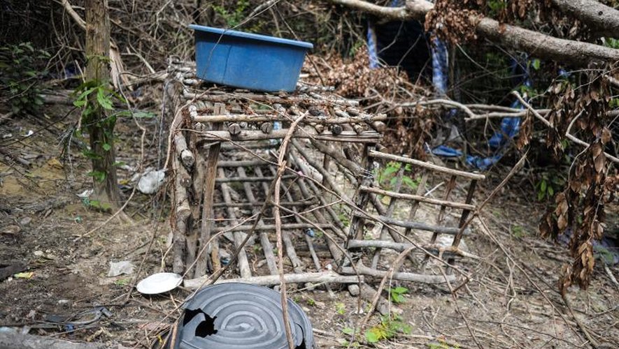 Une cage découverte dans un camp de migrants abandonné par des trafiquants d'hummains à Bukit Wang Burma dans la jungle malaisienne   le 26 mai 2015