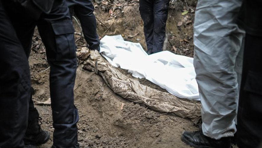 Un corps humain exhumé dans un camp de trafiquants de migrants dans la jungle malaisienne à Bukit Wang Burma le 26 mai 2015