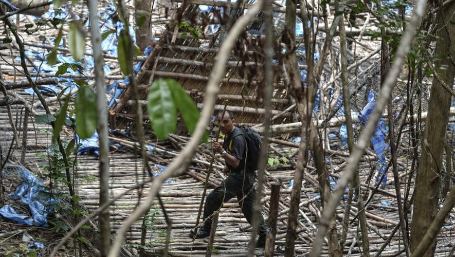 Un camp de migrants abandonné par des trafiquants dans la jungle malaisienne  à Bukit Wang Burma le 26 mai 2015