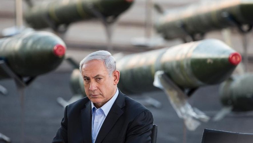 Le Premier ministre israélien Benjamin Netanyahu parle à la presse dans le port d'Eilat (sud), le 10 mars 2014, devant des armes saisies par un commando israélien
