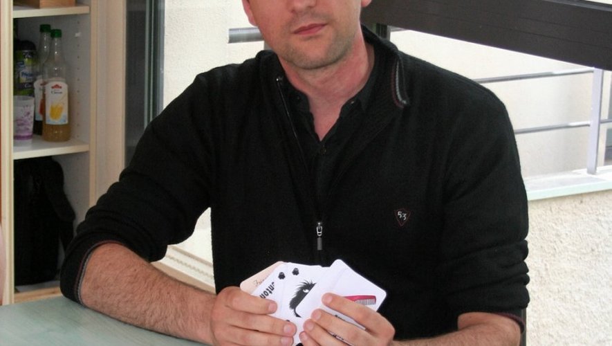 Cartes en main, Fabien Tanguy explique les règles de La Bataille du poil.