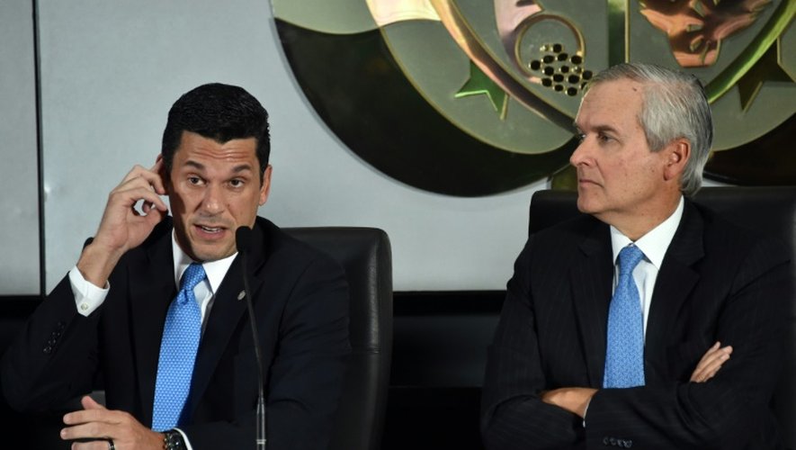 Le directeur de cabinet de la présidence, Alvaro Aleman et le vice-ministre panaméen des Affaires étrangères, Luis Miguel Hincapié le 5 avril 2016à Panama