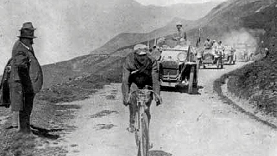 À travers le Tour de France d’aujourd’hui, il s’agira pour les jeunes de découvrir
ce que fut l’épreuve mythique durant les années de guerre entre 1914 et 1918.