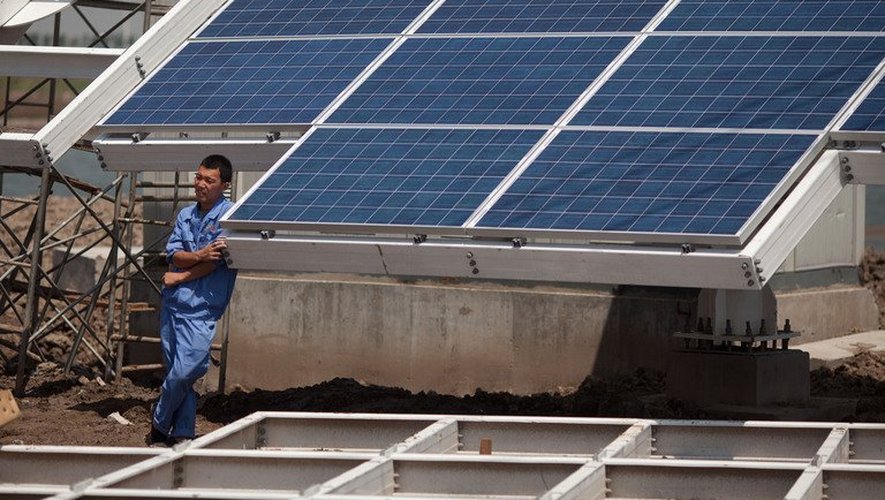 Un ouvrier chinois dans une usine de panneaux solaires près de Tianjin