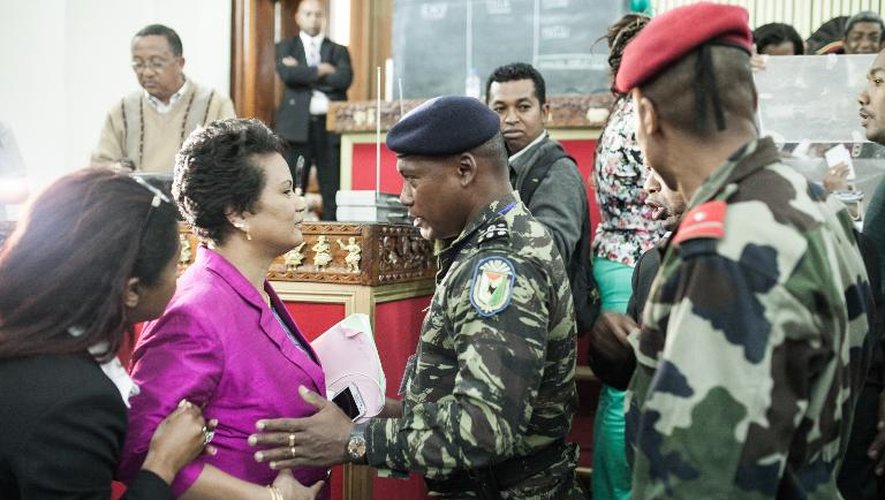 Une députée malgache parle avec un officier des forces de sécurité pendant le vote sur la destitution du président Hery Rajaonarimampianina le 26 mai 2015 à Antananarivo