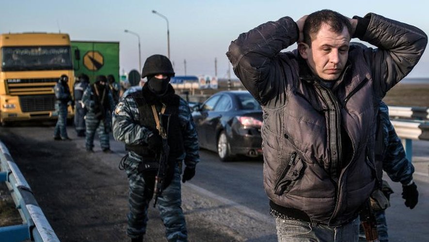 Un homme arrêté pour contrôle par des membres des forces russes le 10 mars 2014 à Chongar à l'entrée de la Crimée