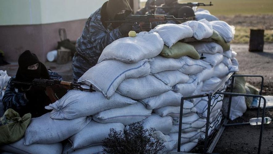 Des hommes armés pro-russes surveillent l'entrée en Crimée le 10 mars 2014 à Chongar