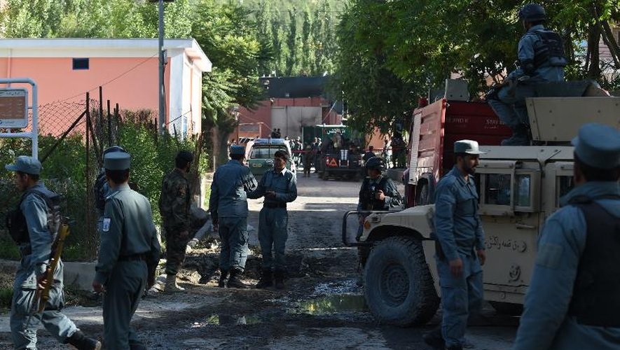 Les forces de sécurité afghanes le 27 mai 2015 devant l'hôtel Heetal à Kaboul après une attaque de quatre hommes armés qui ont été abattus
