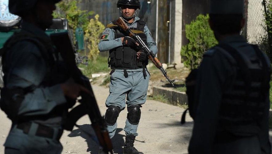 Des policiers afghants devant l'hôtel Heetal à Kaboul, le 27 mai 2015