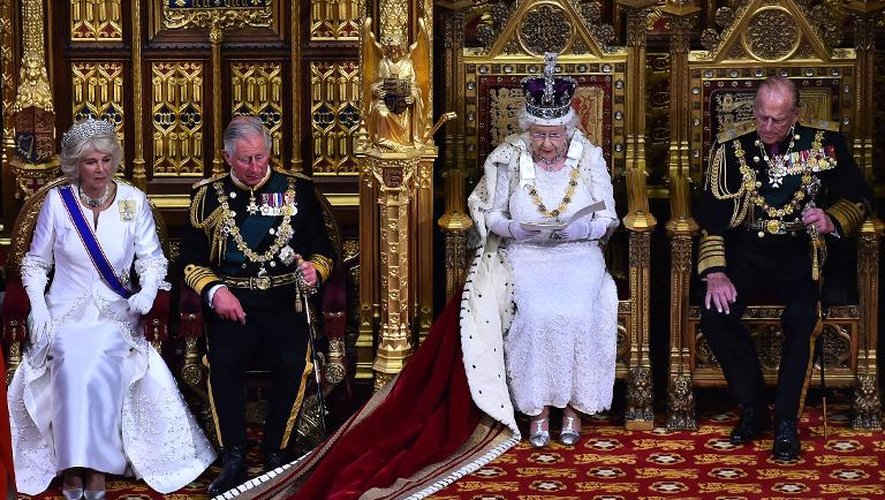 La reine Elizabeth II d'Angleterre (2e à d) lit le "discours de la reine" devant la chambre des Lords au palais de Westminster à Londres le 27 mai 2015
