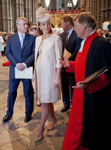 Le Prince Andrew (g), la duchesse de Cambridge (c) et le prince Harry, à l'Abbaye de Westminster le 4 juin 2013