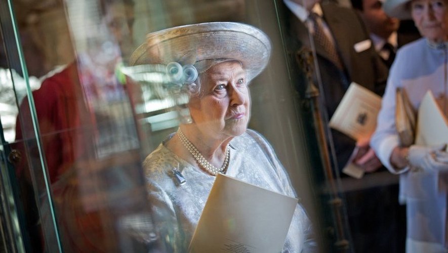 Elizabeth II assiste au service en l'honneur du 60èùe anniversaire de son couronnement à l'Abbaye de Westminster à Londres, le 4 juin 2013