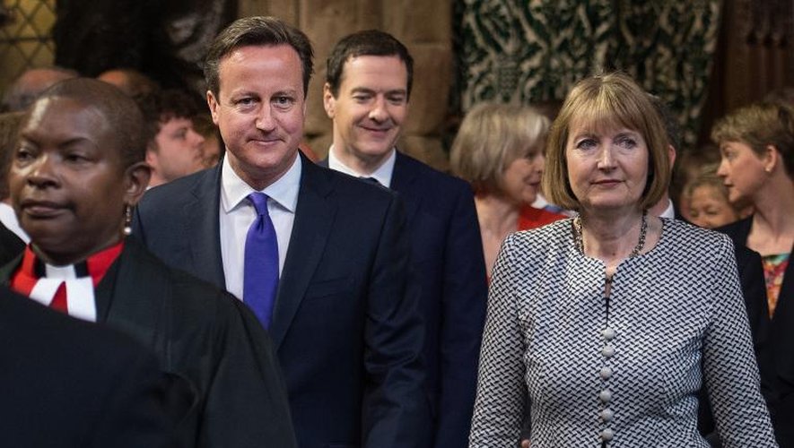 Le Premier ministre britannique David Cameron (2e à g) suivi par le chancelier de l'Echiquier George Osborne (3e à g derrière) et d'autres membres du parlement dans la Chambre des Lords à Londres le 27 mai 2015