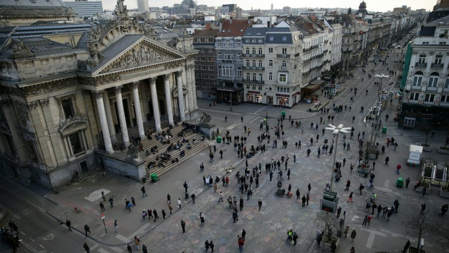 Des passants sur la place de la Bourse après les attentats de Bruxelles du 22 mars 2016