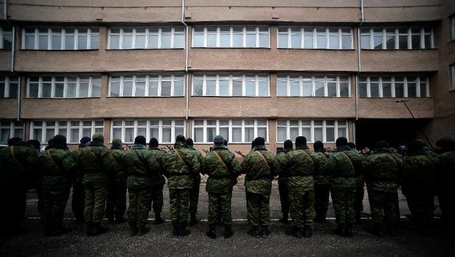 Des forces pro-russes nommées "forces militaires de la république autonome de Crimée" prêtent serment à Simféropol le 10 mars 2014