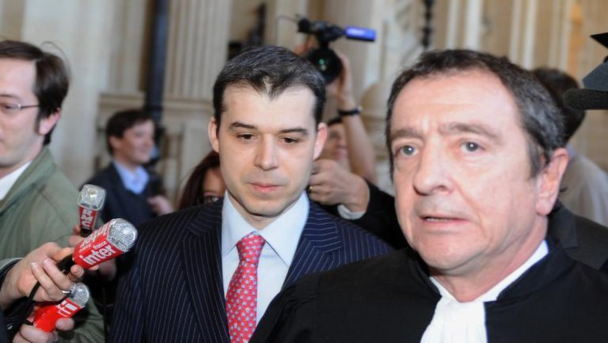 Le juge Fabrice Burgaud et son avocat Patrick Maisonneuve le 24 avril 2009 au palais de justice de Paris