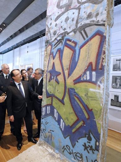 François Hollande admire un pan du mur de Berlin, lors de l'inauguration du MuCEM, à Marseille, le 4 juin 2013