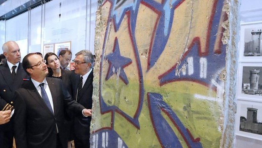 François Hollande admire un pan du mur de Berlin, lors de l'inauguration du MuCEM, à Marseille, le 4 juin 2013