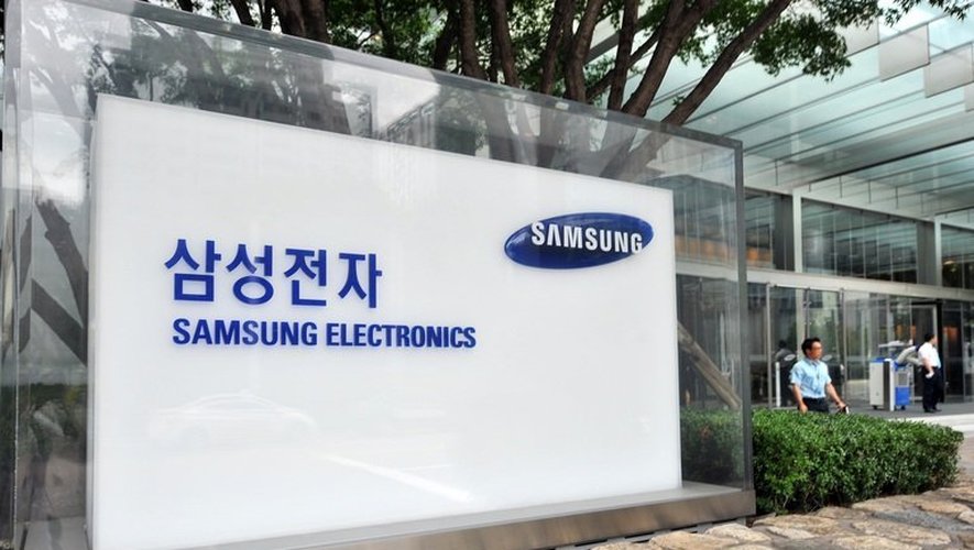 Le logo de Samsung devant le siège de l'entreprise, à Séoul, en août 2012