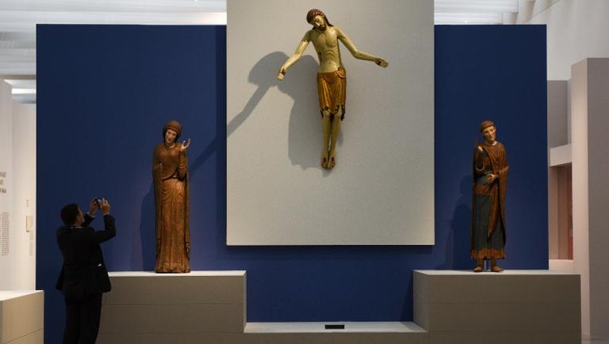Le "Christ crucifié" dans l'exposition "D'or et d'ivoire, Paris, Pise, Florence, Sienne 1250-1320" le 26 mai 2015 au Louvre-Lens