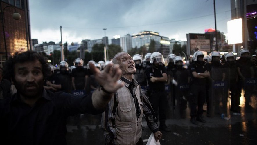 Un manifestant scande des slogans devant les forces de police à Ankara, le 4 juin 2013