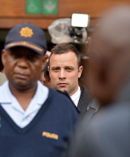 Oscar Pistorius quitte le tribunal, à Pretoria le 11 mars 2014