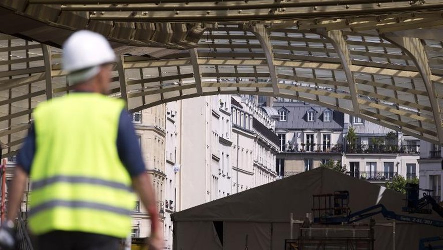 Un ouvrier sur le chantier de "La Canopée" le 22 mai 2015 aux Halles à Paris