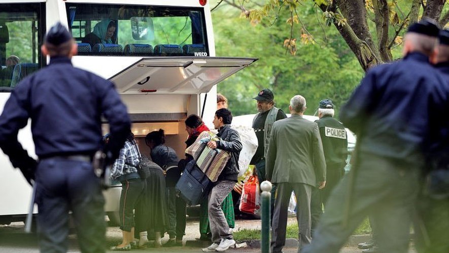 Des membres de la communauté Rom sont expulsés de leur camp, le 5 juin 2013 à Lille