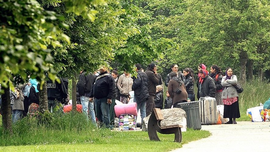 Des membres de la communauté Rom sont expulsés de leur camp, le 5 juin 2013 à Lille