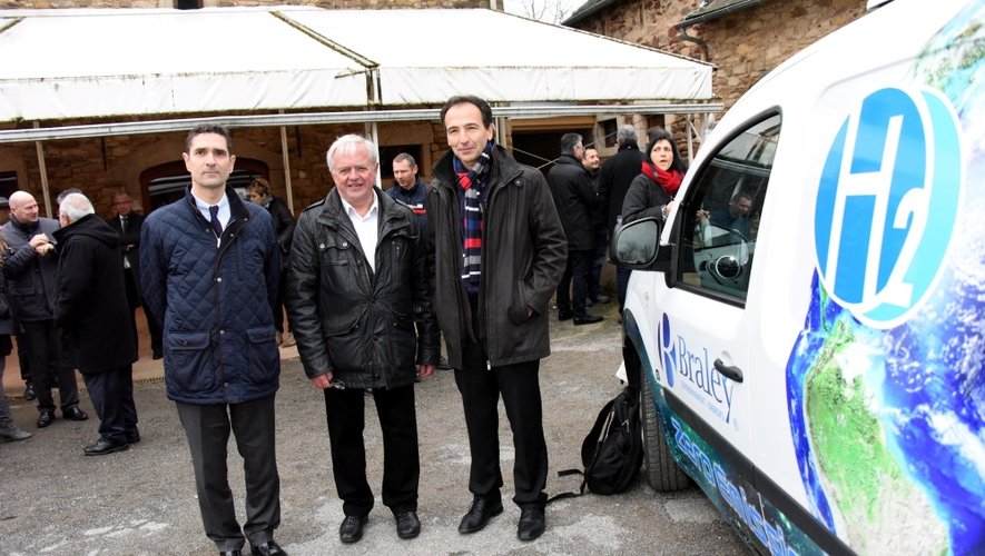 Le préfet Louis Laugier (à gauche) à côté de Christian Braley, porteur du projet et futur opérateur de la station d’hydrogène aveyronnaise « la plus importante de France » et d’Alain Picasso, directeur chez EDF.