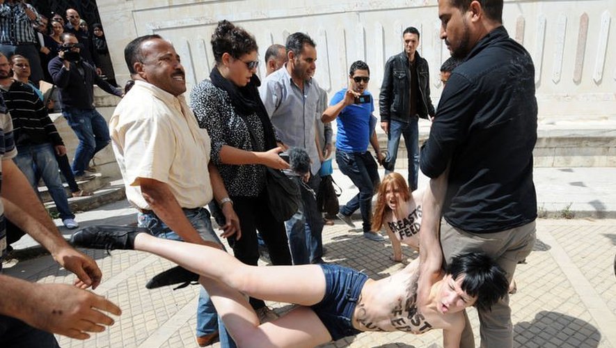 Des militants du groupe Femen sont arrêtées alors qu'elles manifestent devant le palais de justice de Tunis, le 29 mai 2013